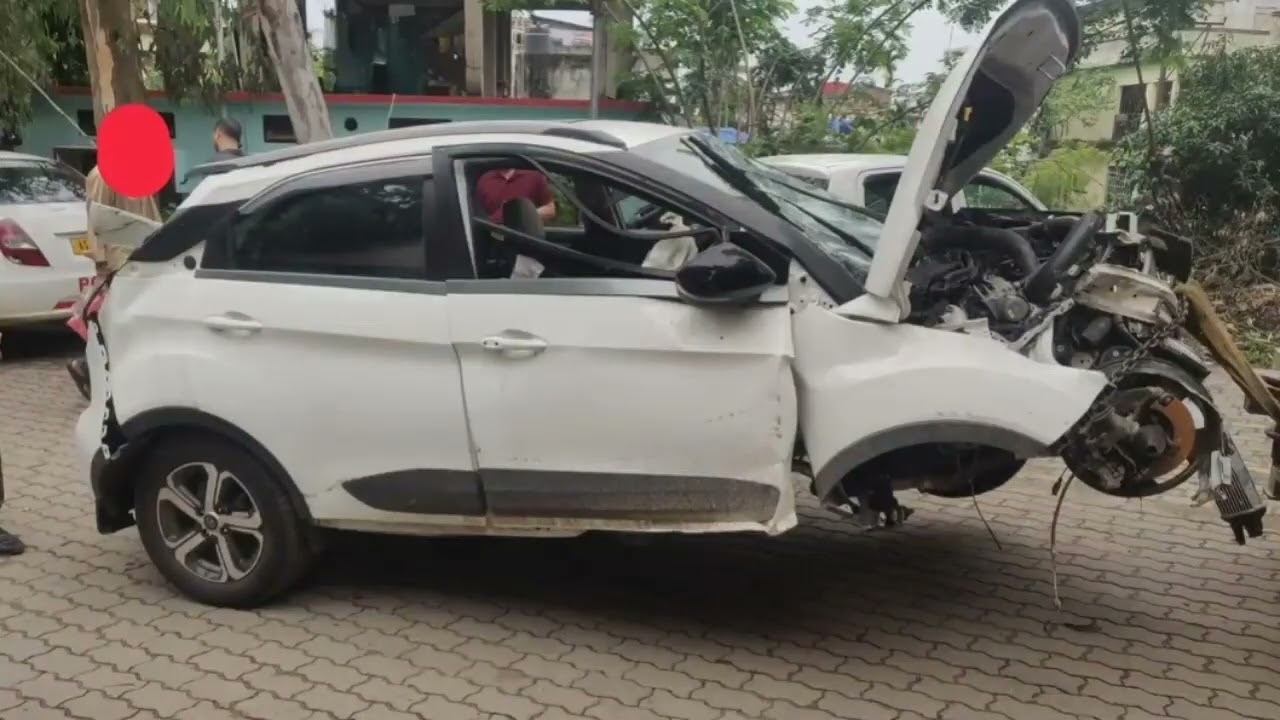 Tata Nexon का दों Trucks के बीच में Accident | Very Tough 5-Star Build Quality | Nexon SUV Accident