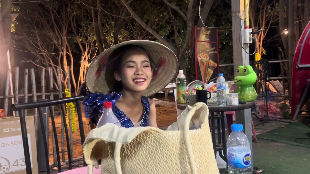 ธิดาลาวกับพี่นกยูงไม่เจอกันนาน