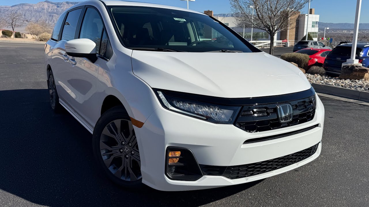 Honda Odyssey Touring 2026 года — цвет «Платиновый белый жемчуг» — обзор автомобиля.