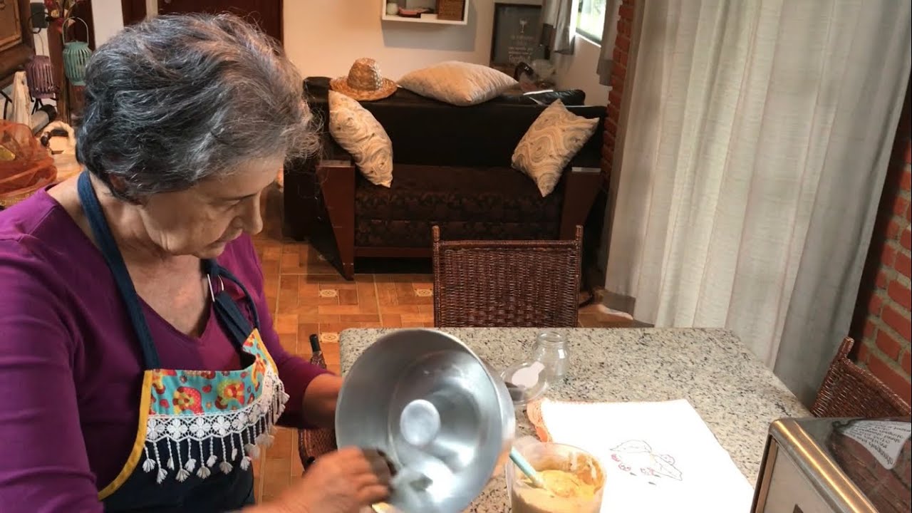 BOLO DE BANANA DA TIA REGINA - A MISTURA DO CAFÉ A AGUA LEVOU