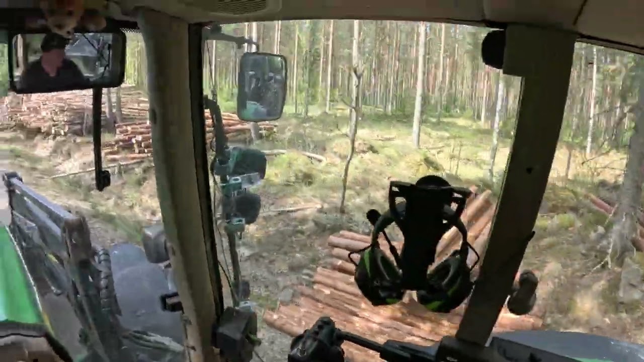 Valmet 860 siirto mäkisellä tiellä