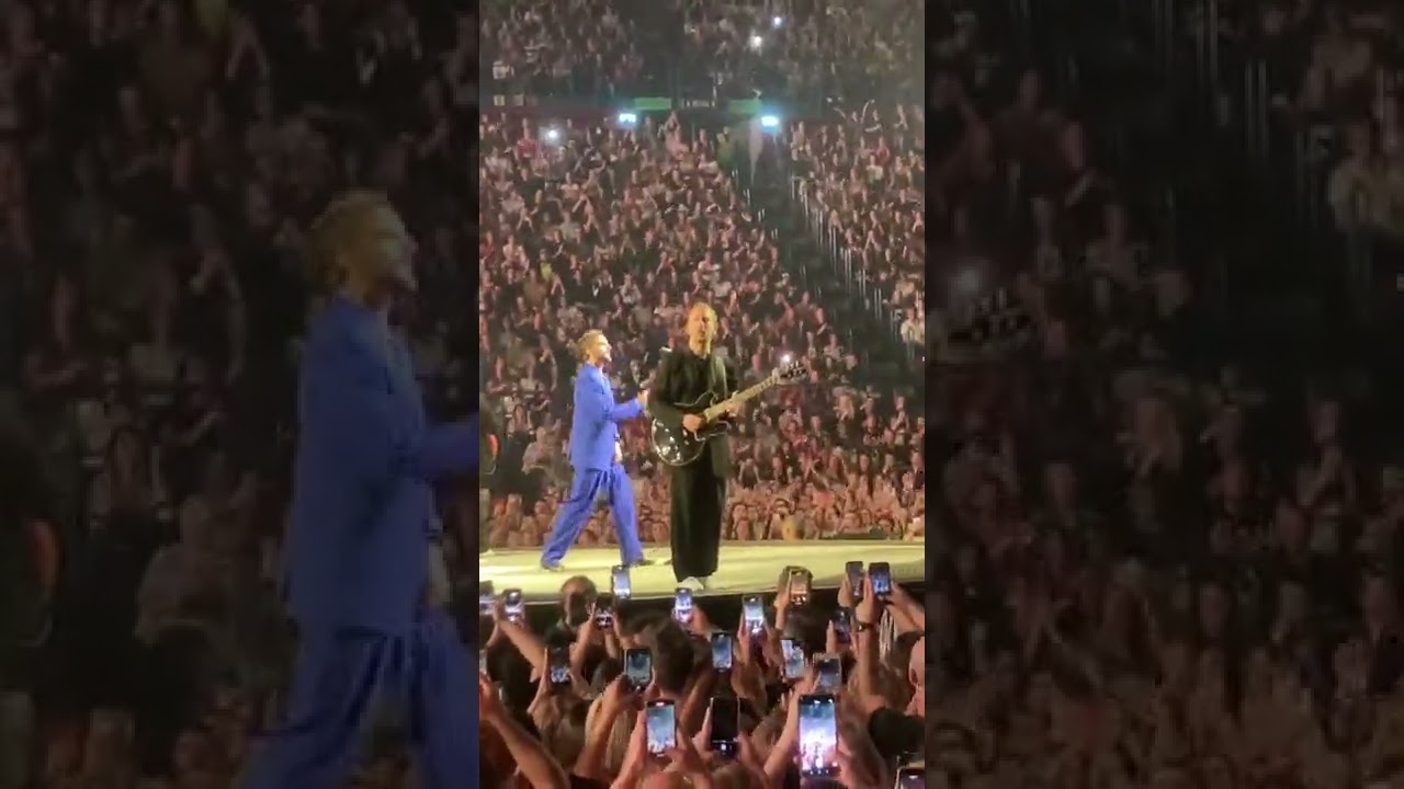 Marco Mengoni inizio concerto “ Cambia un uomo “ e “ Esseri Umani” Assago 8 ottobre 2022