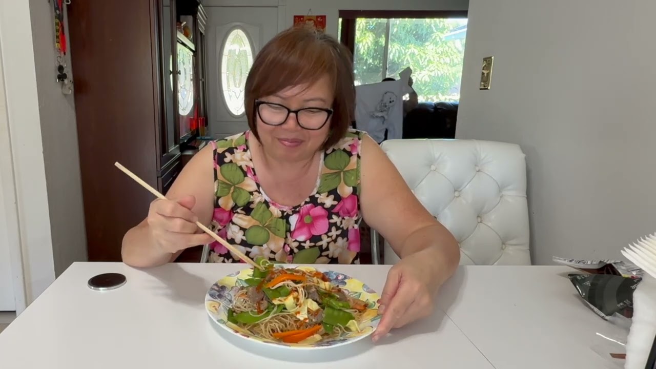 Vlog 118 - Cuộc sống Mỹ. Vào bếp cùng mình làm bún xào ngon! Thử một lần là mê luôn!!