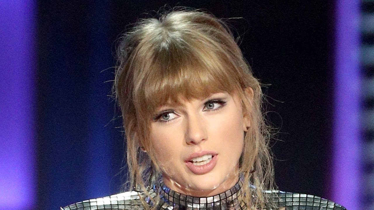 Taylor Swift Makes ANOTHER Political Statement During 2018 AMA Speech