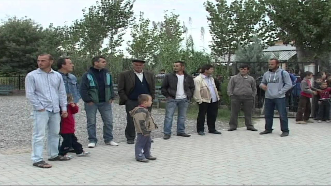 Lezhë, pezullohet mësimi, nxënësit:  5 vjet që pastrojmë, s'e bëjmë më