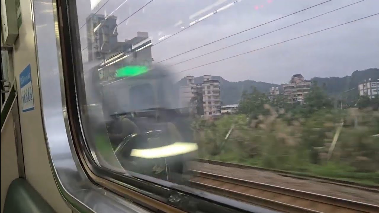 2194次嘉義發車經由山線開往基隆的銀綠色微笑號EMU900型十輛一編組EMU946區間車，和4191次蘇澳發車經由宜蘭線開往桃園的EMU500型八輛二編組EMU506+EMU501車王編組區間車