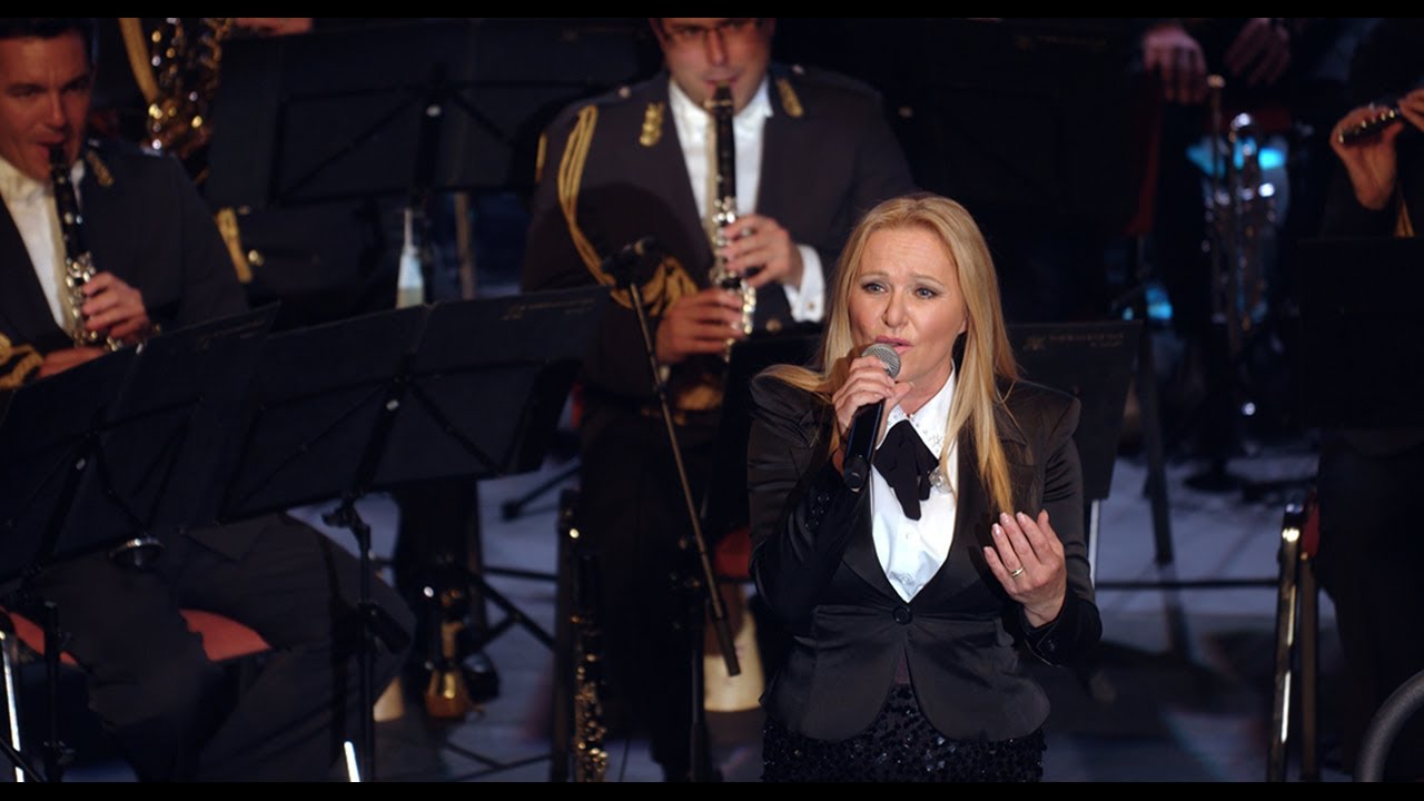 Koncert orkestra slovenske vojske z Nušo Derenda
