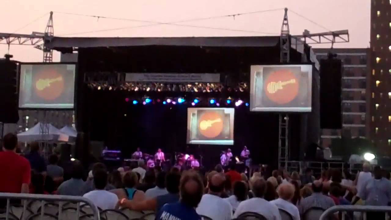 The Monkees @ Coney Island Opening Medley and I'm A Believer