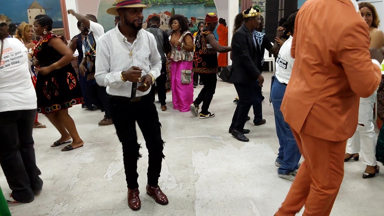 Depipson.  Side to side live bottle dance in Douala