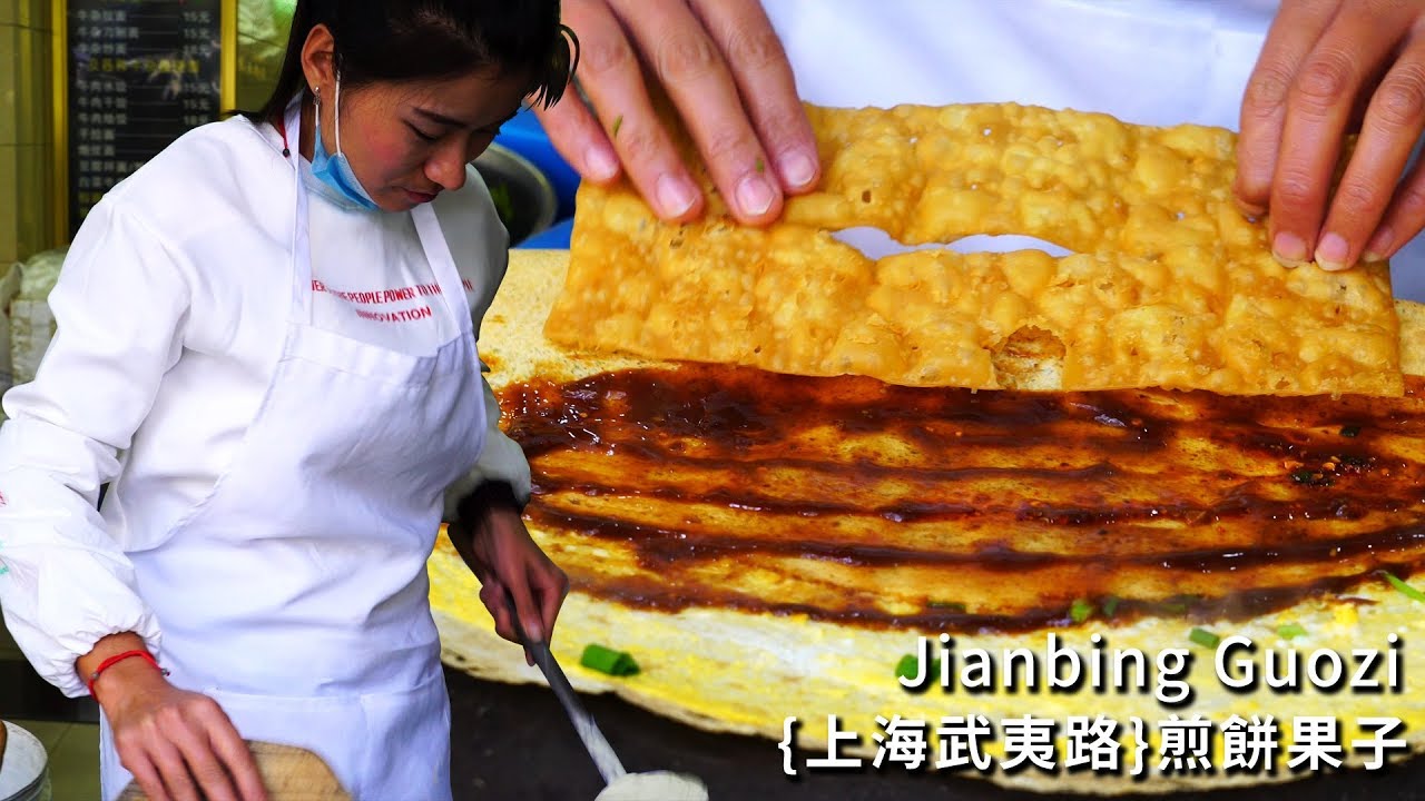 武夷路最美山東小姐姐製作煎餅果子/上海長寧