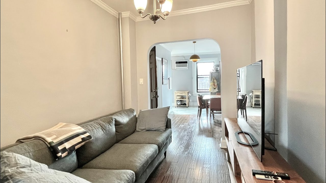 Brownstone - Top Floor - 1BR/1BA Floor-thru - Carroll Gardens - $4,950/MONTH * 