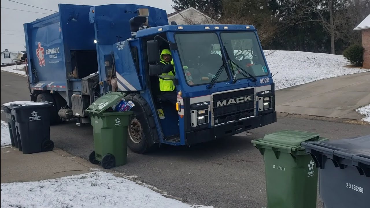 Republic Services Mack LR Mcneilus M/A Garbage Truck 
