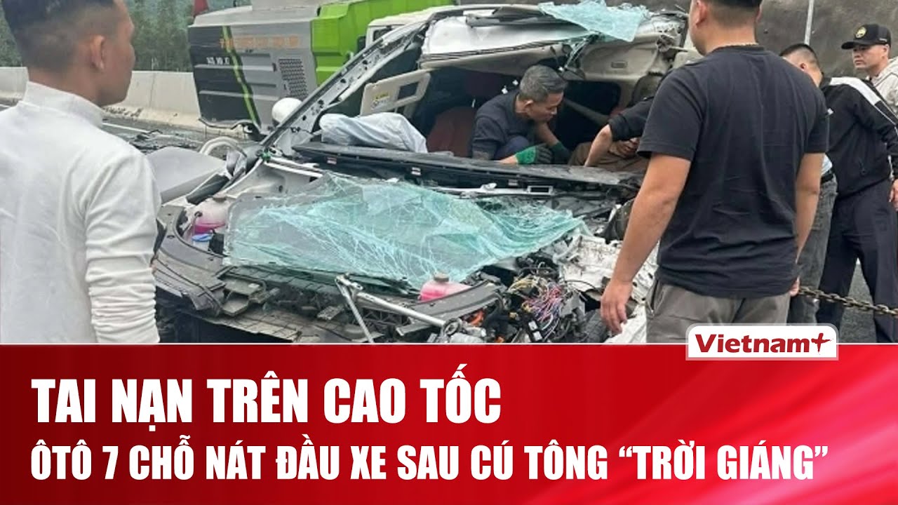 Sáng 05/02: Xế hộp biến dạng sau cú lao thẳng vào xe hút bụi trên cao tốc
