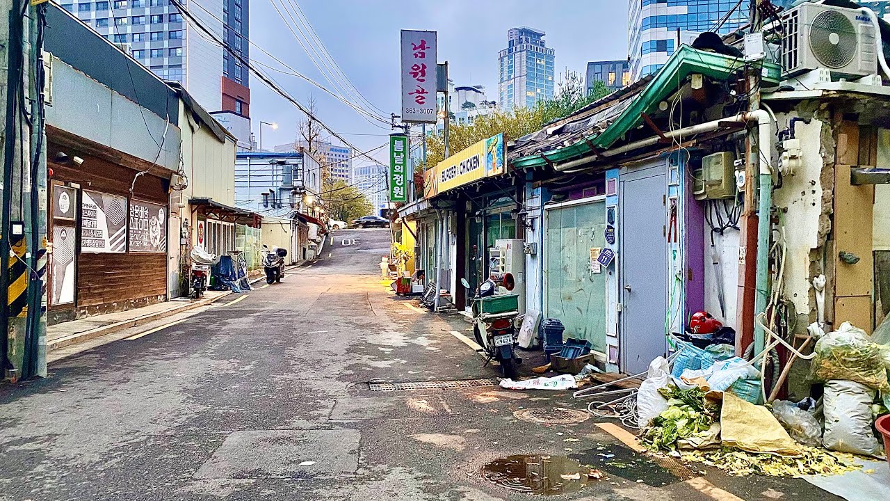 Прогулка по переулкам в старом центре города недалеко от станции Seodaemun в Сеуле