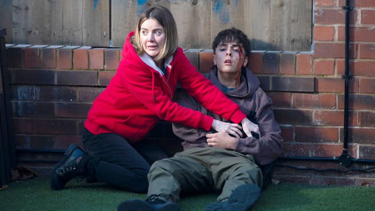Звезда сериала «Улица Коронации» в STABBlNG H0RR0R после нападения VlCl0US с ножом-зомби