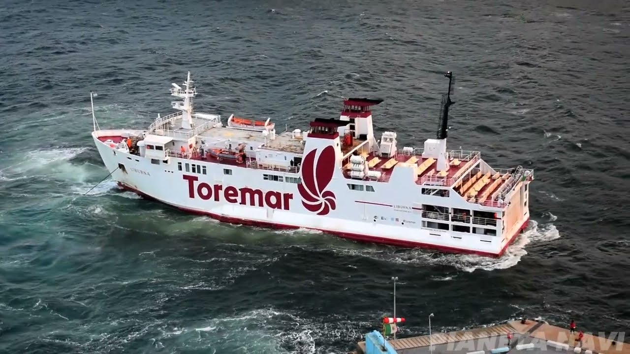 LIBURNA in arrivo e partenza da Capraia Isola con mare mosso di Grecale