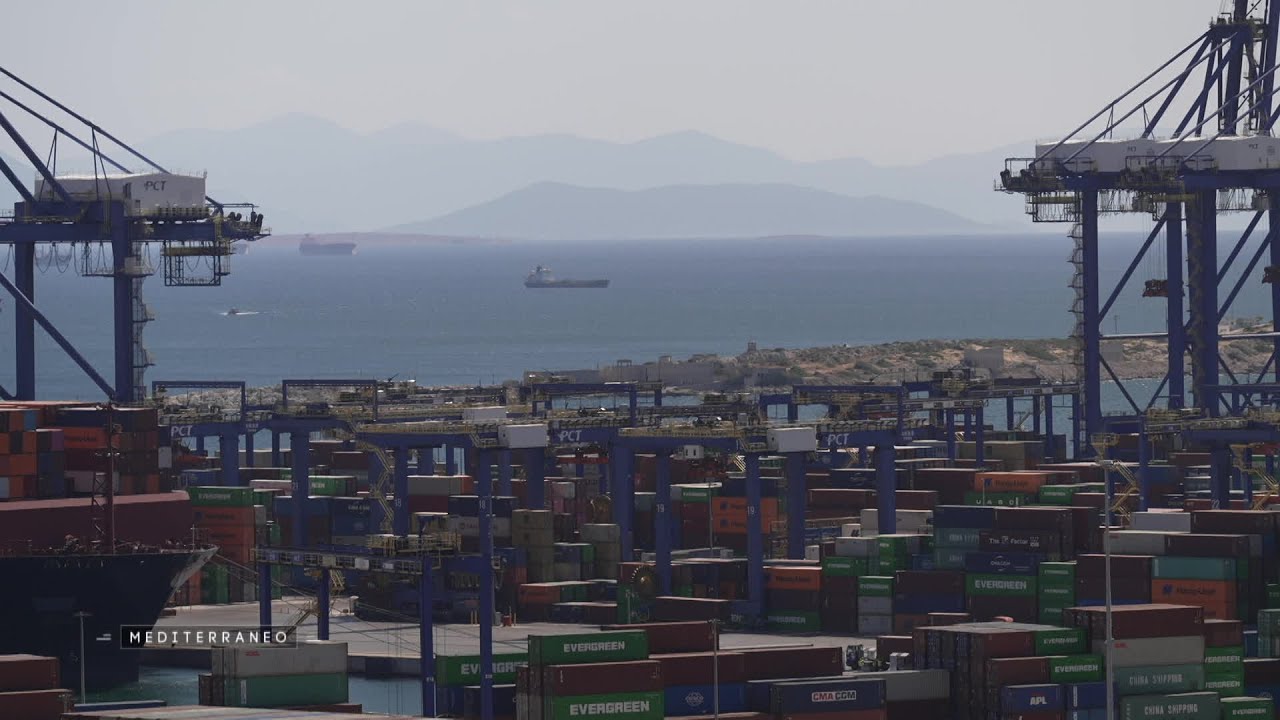 MEDITERRANEO - En Gr&egrave;ce o&ugrave; le port du Pir&eacute;e vit au rythme fr&eacute;n&eacute;tique des ballets de conteneurs