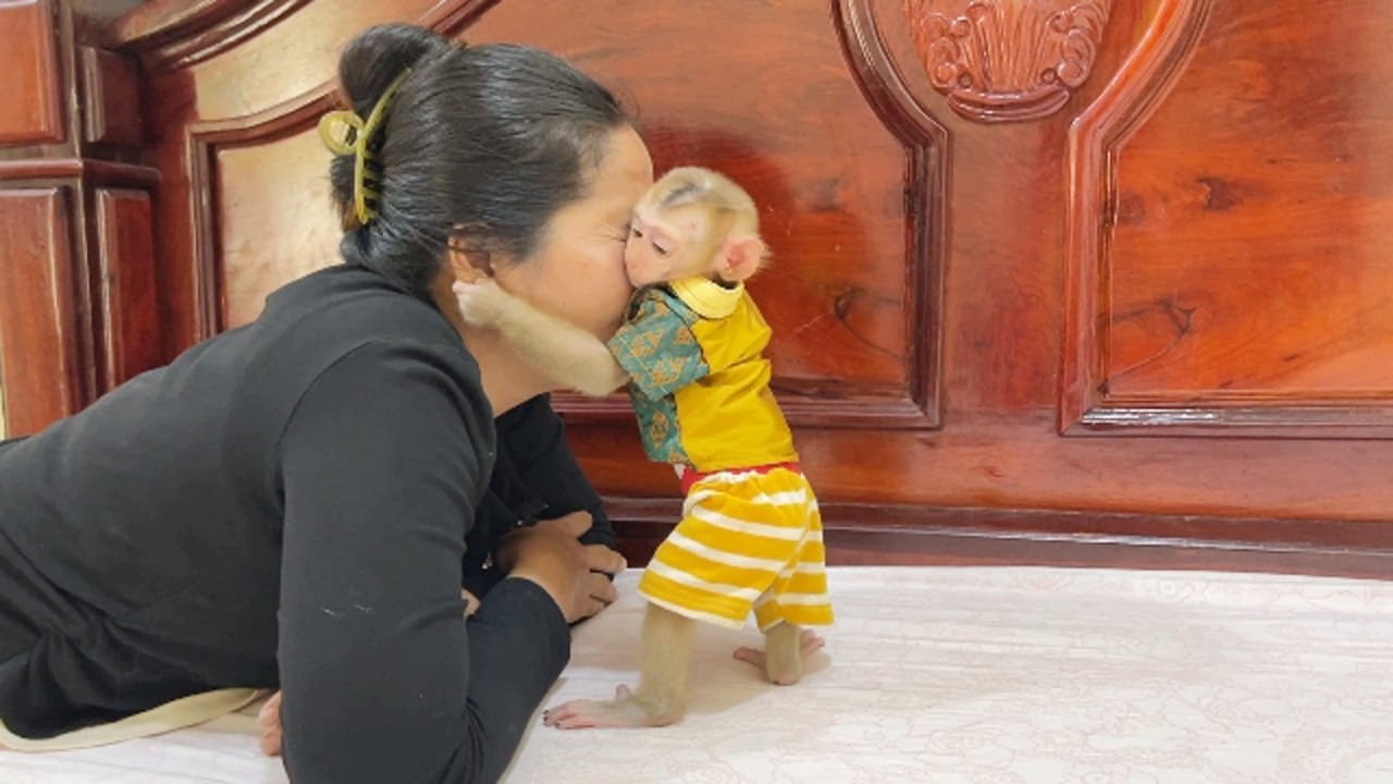 Ronaldo Stand To Amazing Hug Mom's Face With Full Of L0ve & Fun
