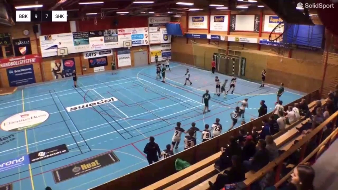 Bilist rammar idrottshall under Ungdoms-SM i handboll - Vikingahallen, Märsta