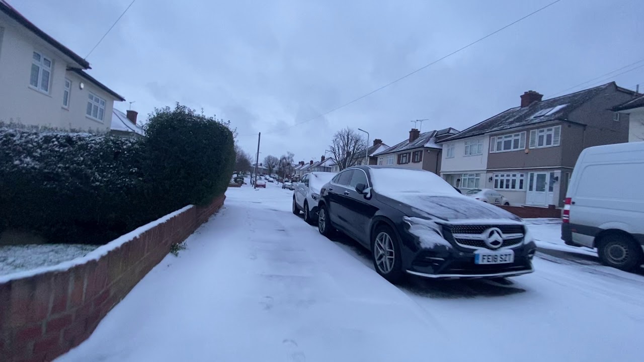 HEAVY SNOWFALL LONDON - লন্ডনে প্ৰচুৱ তুষাৱপাত