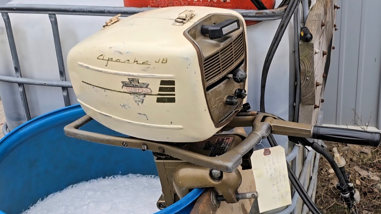 Испытание на топливном баке подвесного мотора Clinton Model J8 5 л.с. 1958 года выпуска.