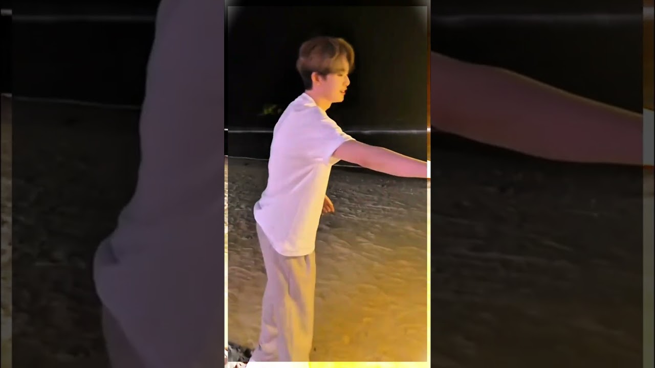 Китайская знаменитость  峰峰疯了 гуляет по пляжу/ A Chinese celebrity  峰峰疯了 walks along the beach