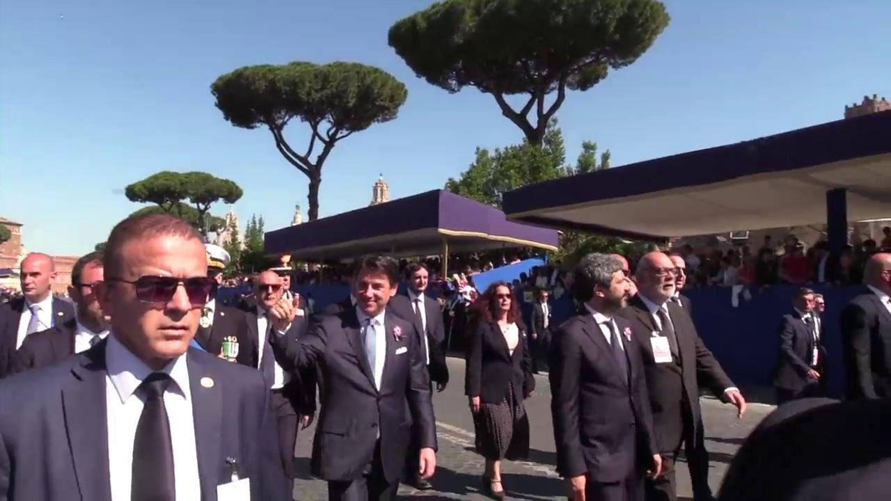 2 giugno, Conte viene scambiato per Salvini: 