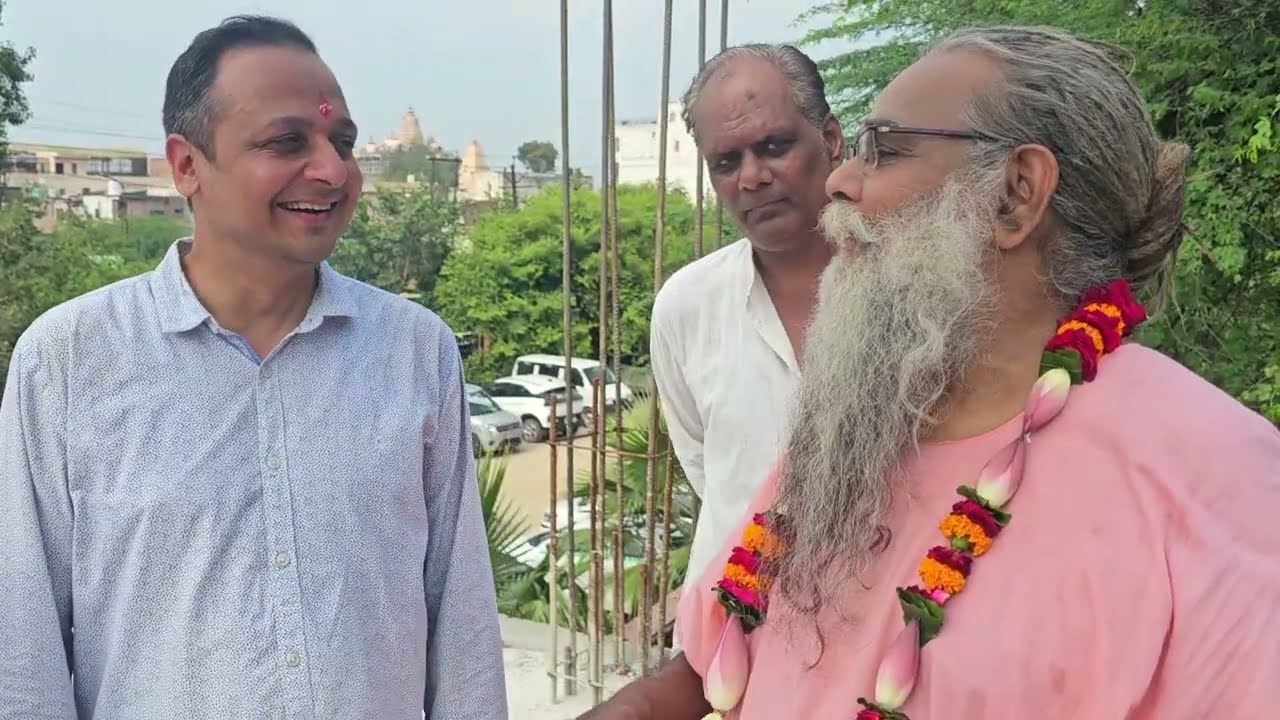 गुरुदेव के सान्निध्य में आश्रम के नवनिर्माण कार्यों का अवलोकन | वृंदावन टीम के साथ निरीक्षण