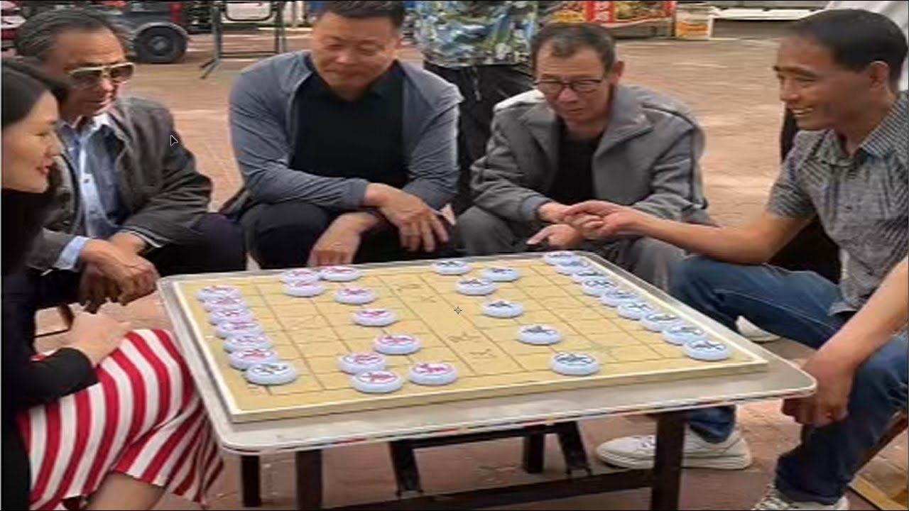 一位美丽的女孩正在观看国际象棋比赛，一位傲慢的叔叔向她挑战，结果叔叔惨败。#中国象棋锦标赛 #中国象棋