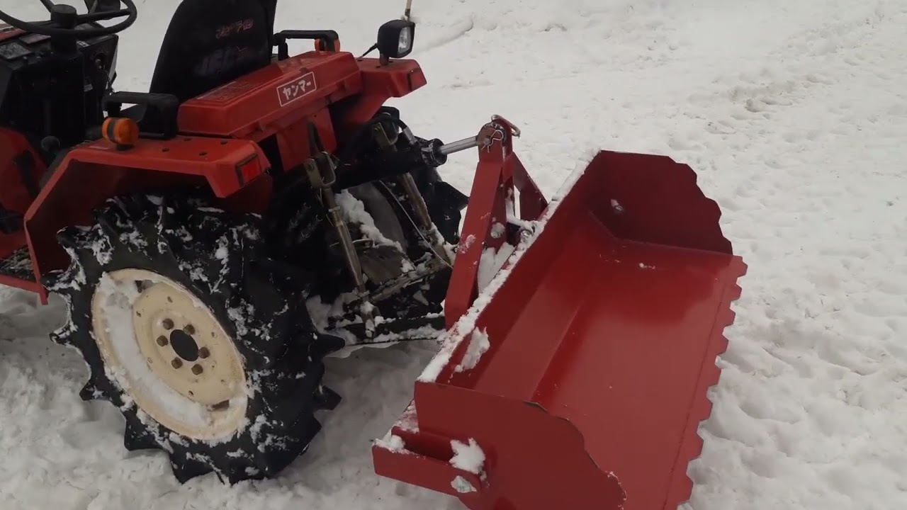 Японский мини трактор с ковшом для задней навески.