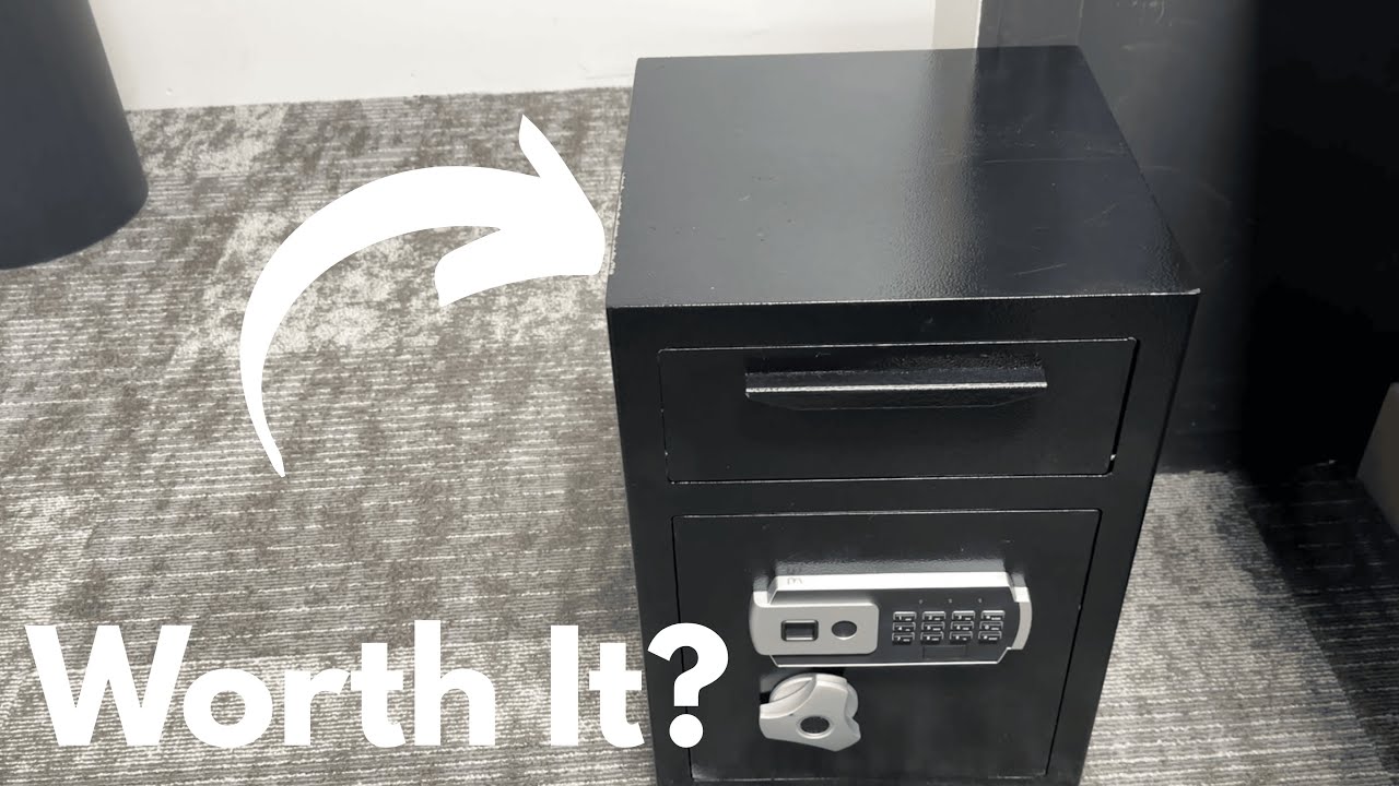 Этот сейф под столом надежно защитит ваши деньги — вот как.