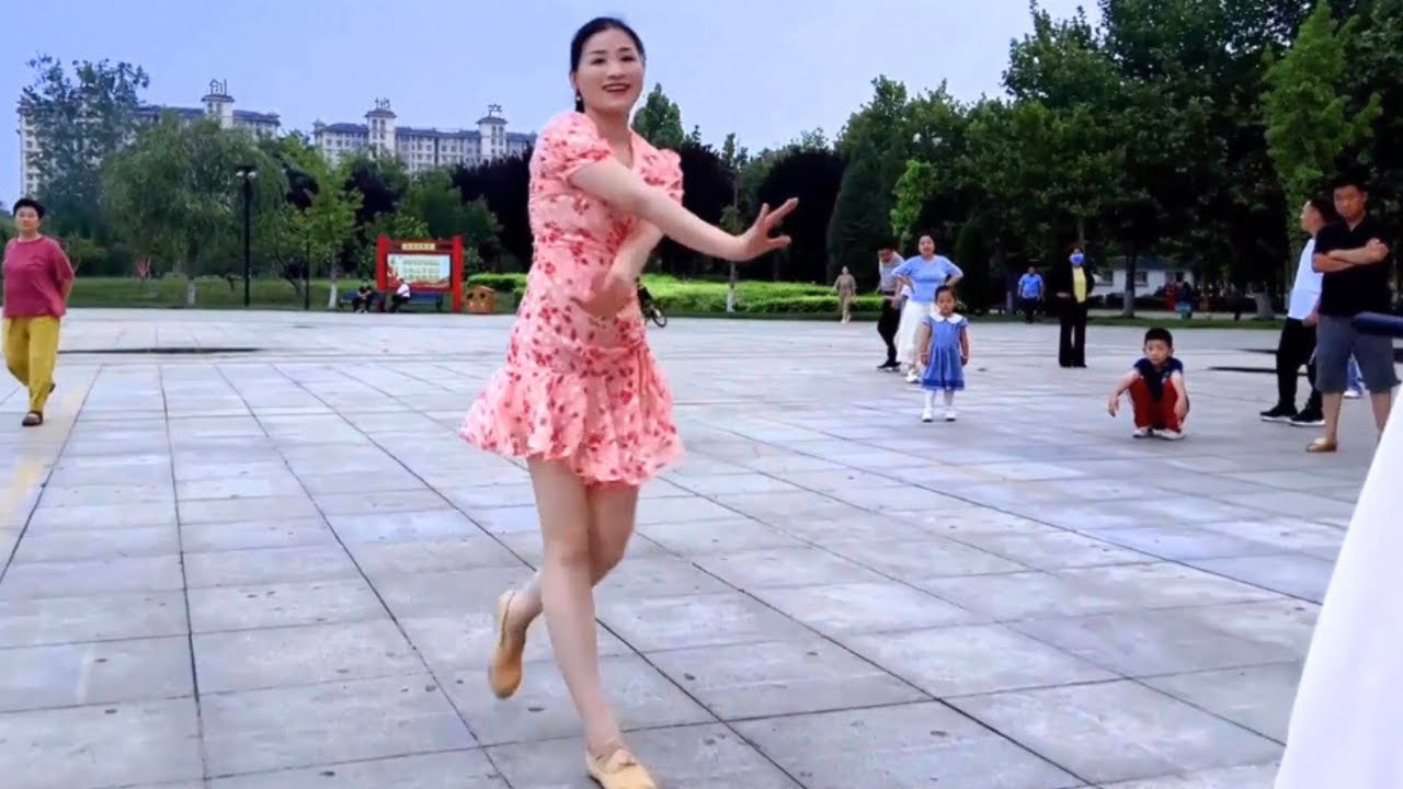 💝💃🎶👗广场舞版《路灯下的小姑娘》迪斯科经典也照样给你跳成广场舞！