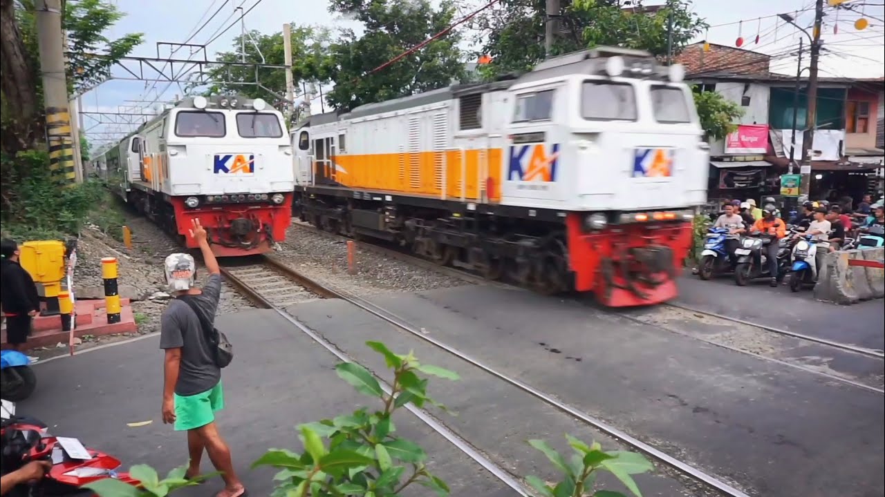 🔴Detik detik kereta api ngebut diperlitasan jalur sibuk gang sentiong 