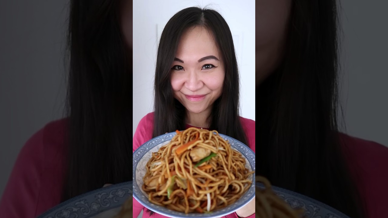 Chinesische gebratene Nudeln mit H&auml;hnchen und Gem&uuml;se #shorts #chinesefood #recipe