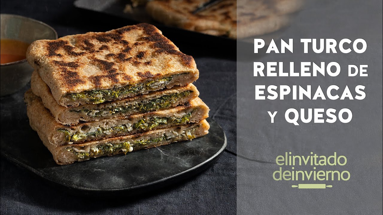 {Pan turco relleno} de espinacas y queso, gözleme