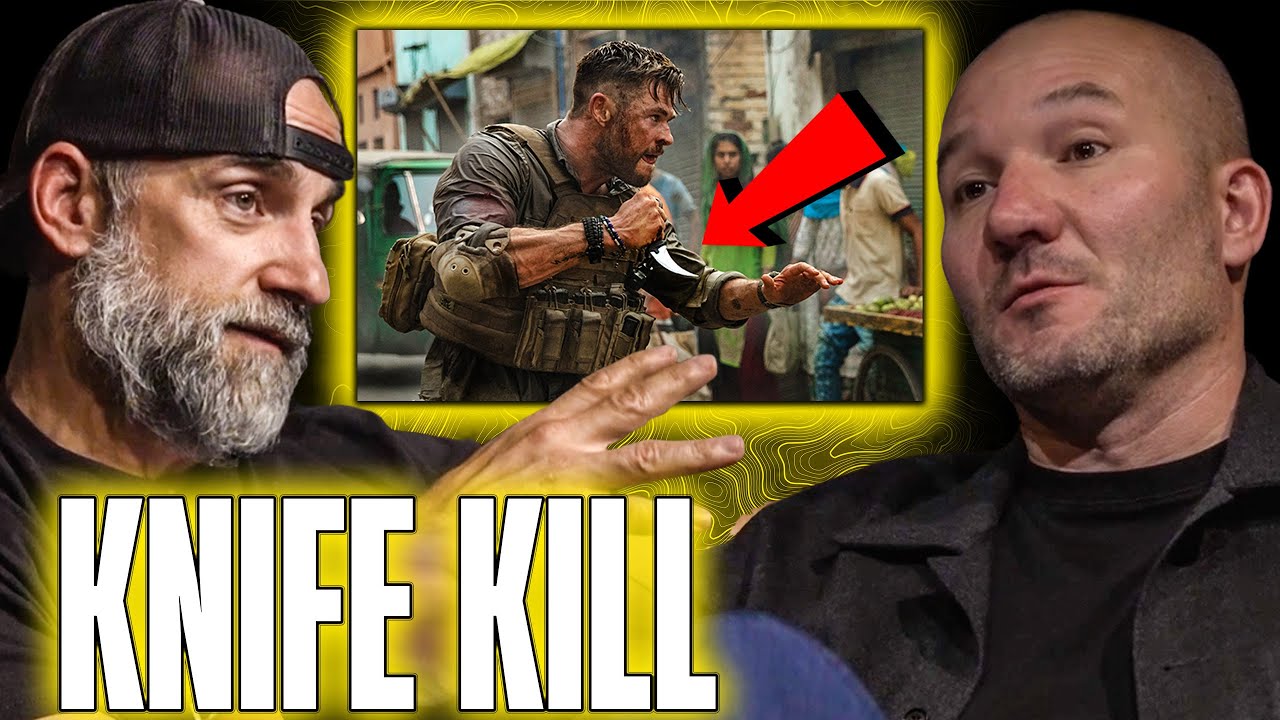 Боец спецподразделения SEAL Team 6 атакует противника ножом