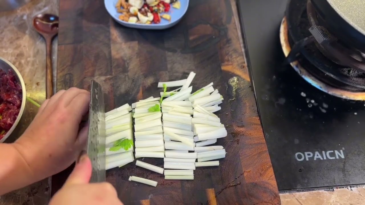 给牙口不好的老人家做香辣软糯的香辣粉蒸羊排，再给自己做个简餐：减辣版泡椒牛肉，蚂蚁上树#baozimukbang @YiZ-g3r #川菜#饲养员日常 #cooking #中华料理 #粉蒸羊排