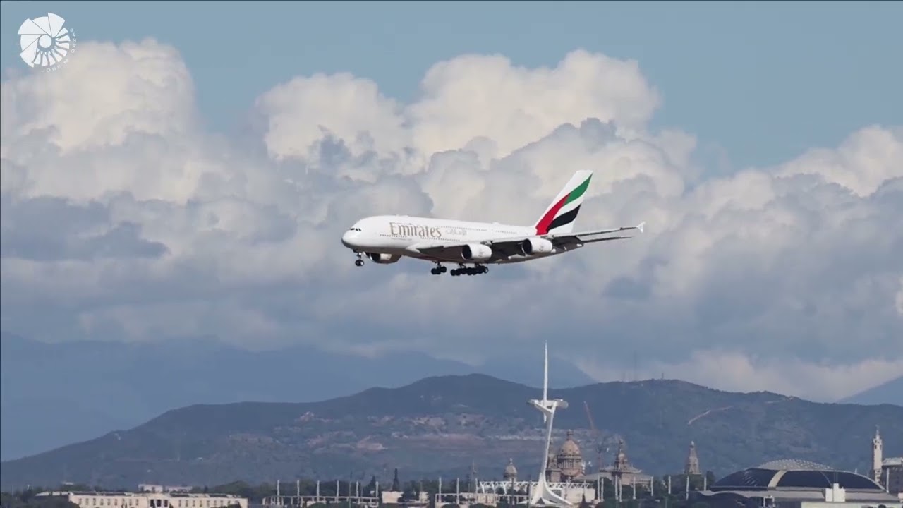 Relaxing approach of Emirates A380-861 A6-EDS
