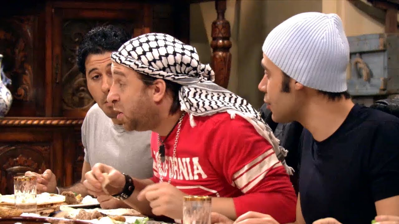 لما تبقي قاعد بتاكل مع اصحابك و يفكروك ان الساندوتش ب 3 جنية😂😂