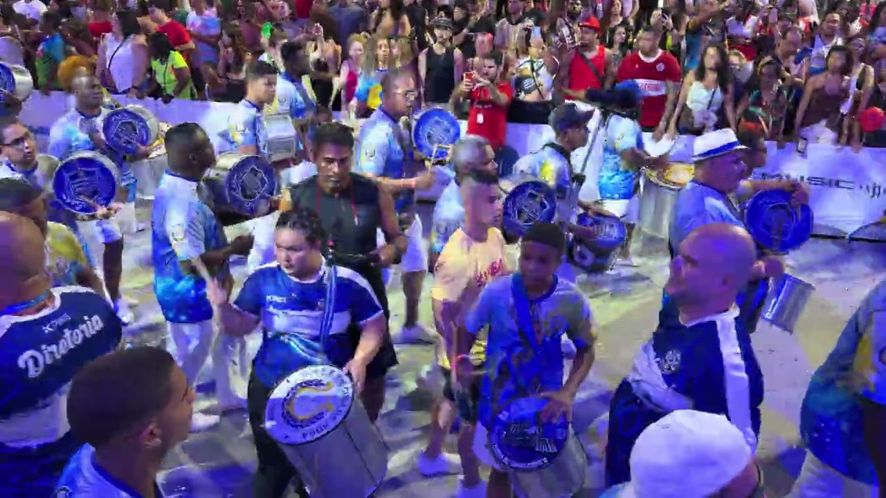 Bateria da Em Cima da Hora no mini desfile para o carnaval 2026