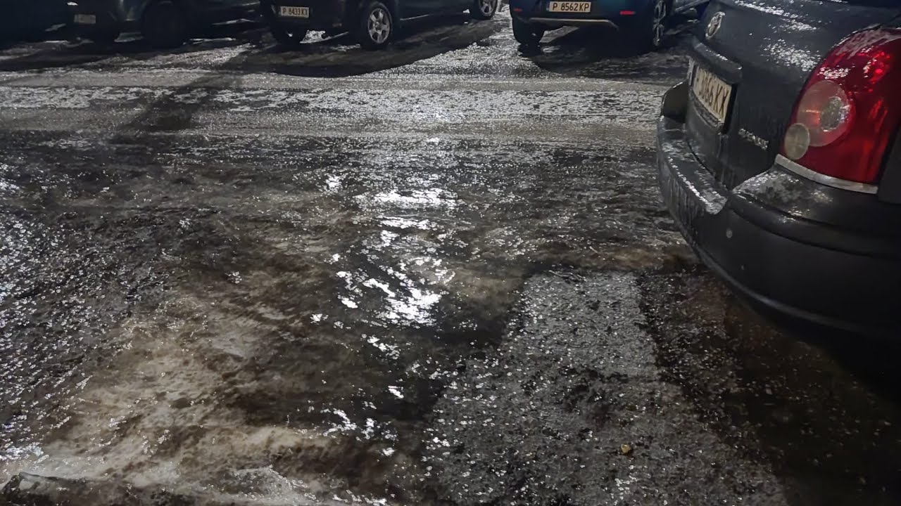 Лед по малките улици и тротоарите затруднява придвижването в Русе