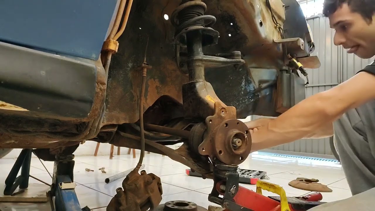 Desmontando a suspensão rebaixada do gol g2 do leilão