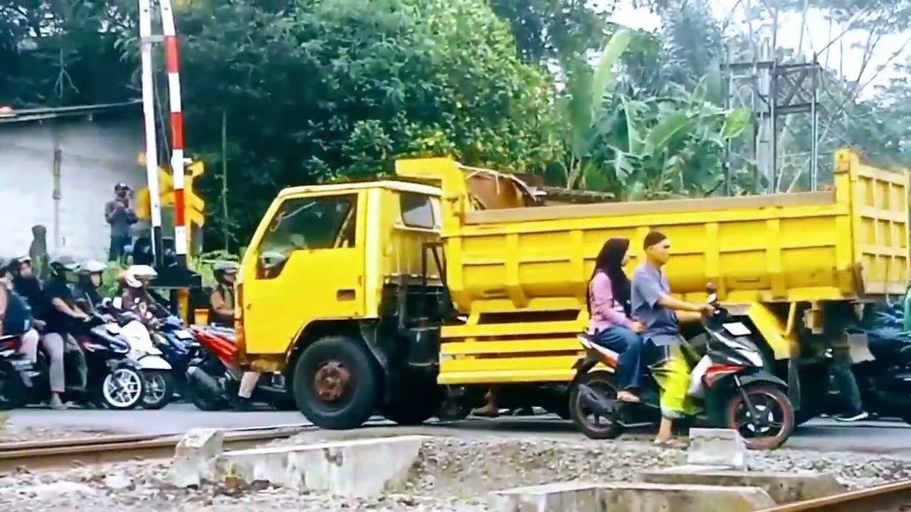 Pantowan palang pintu KA Serayu truck tronton dan lainya melintas jln raya veteran #fypviral #palang