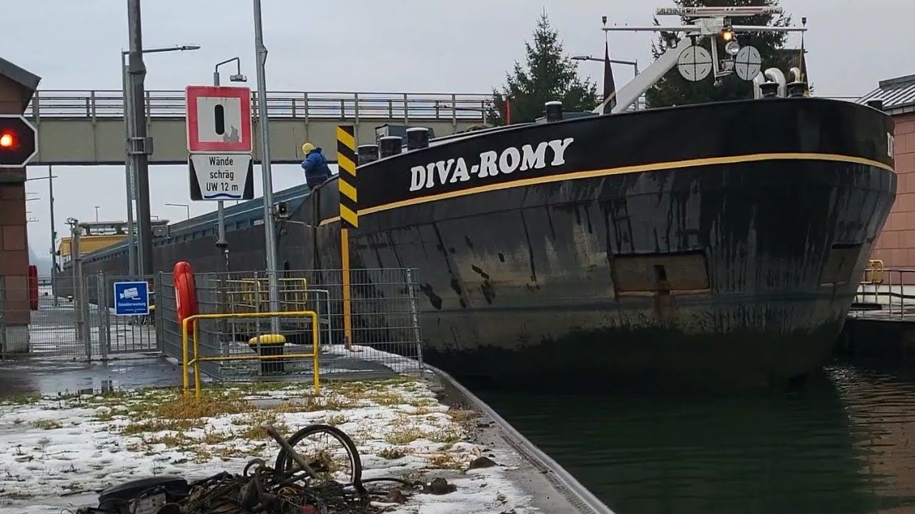 135-Meter-Frachter Diva-Romy fährt aus der Schleuse Steinbach aus