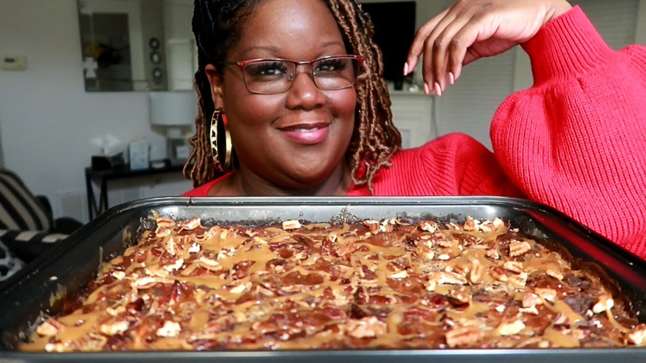PECAN CHOCOLATE TURTLE DUMP CAKE COOKING AND EATING