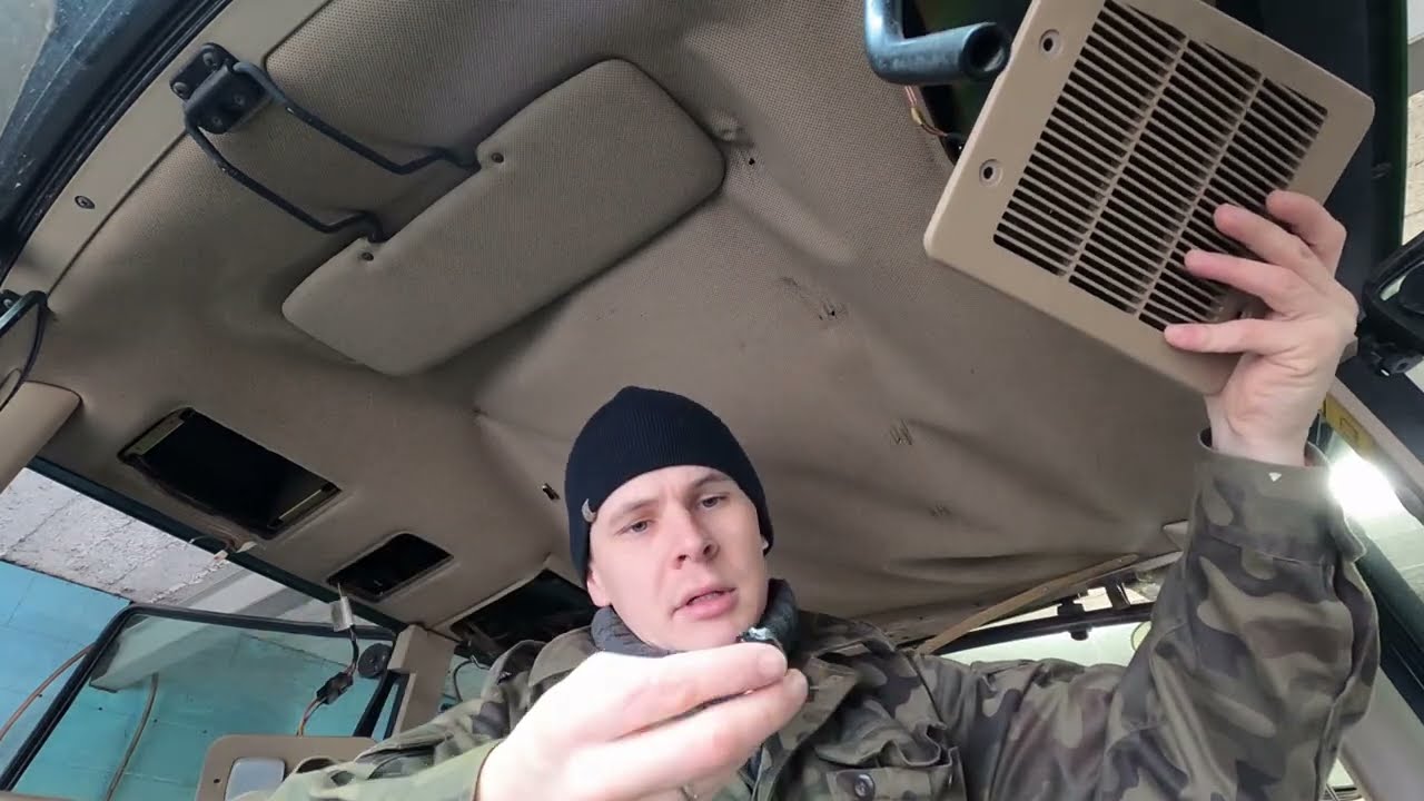 John Deere 6310  demontaż podsufitki .