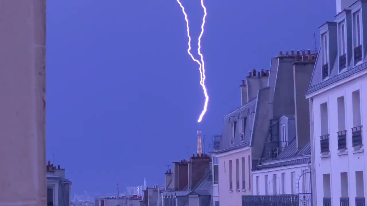 Lightning Strikes the Eiffel Tower in Paris ⚡🇫🇷