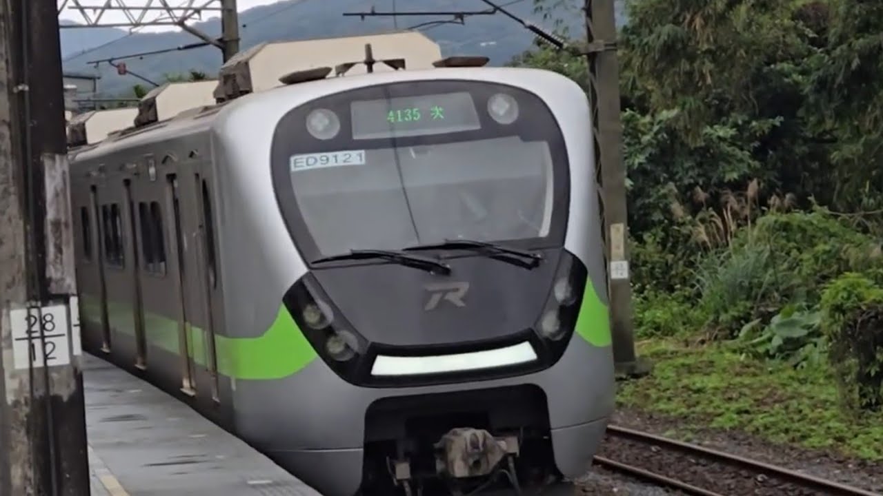 4135次福隆發車開往樹林的銀綠色微笑號EMU900型十輛一編組EMU912區間車，和212次樹林發車開往花蓮的E500型鳴日色金光牌雙電力機車頭E536+十二節PP車廂+E517推拉式PP自強號