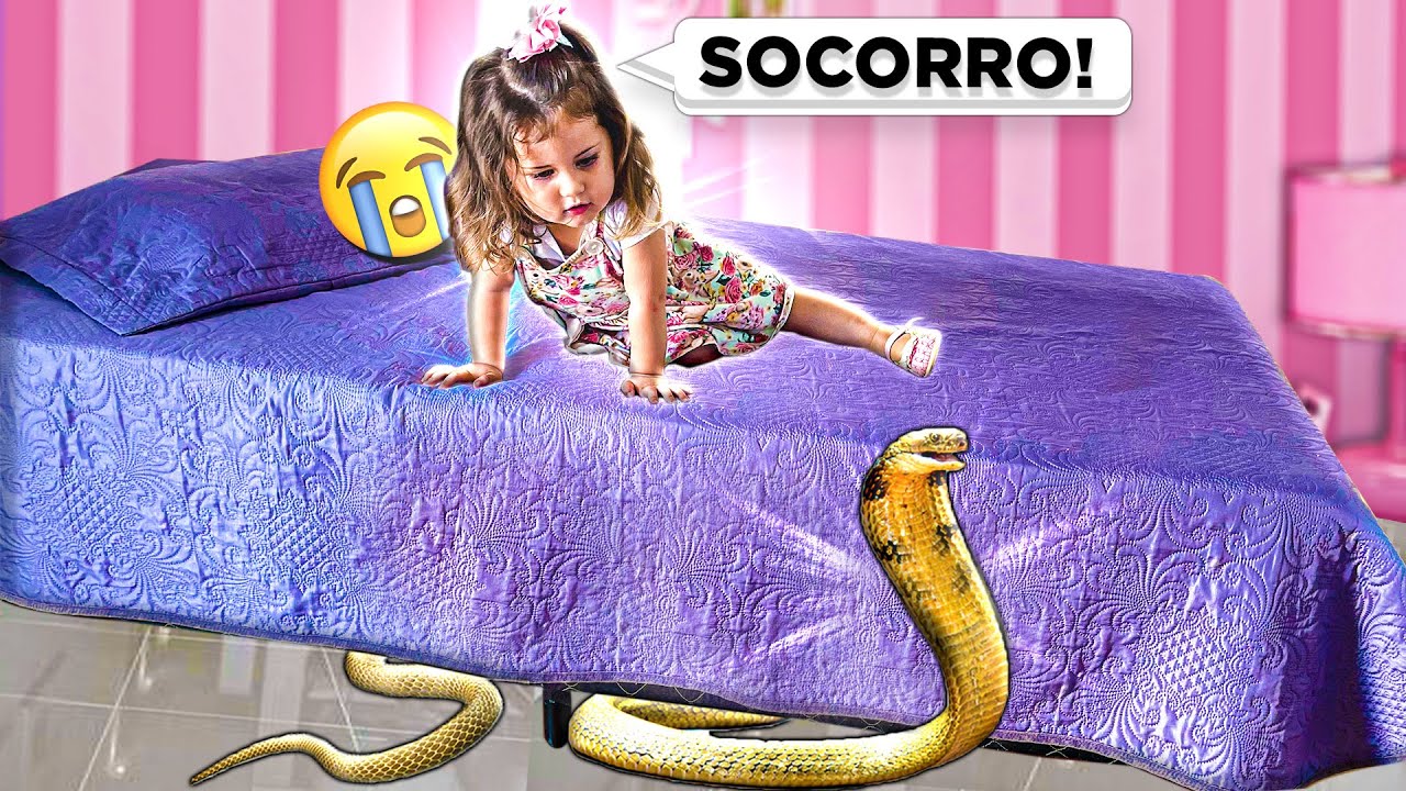 UMA COBRA APARECEU EM BAIXO DA CAMA QUE MINHA IRMÃZINHA ESTAVA DORMINDO!