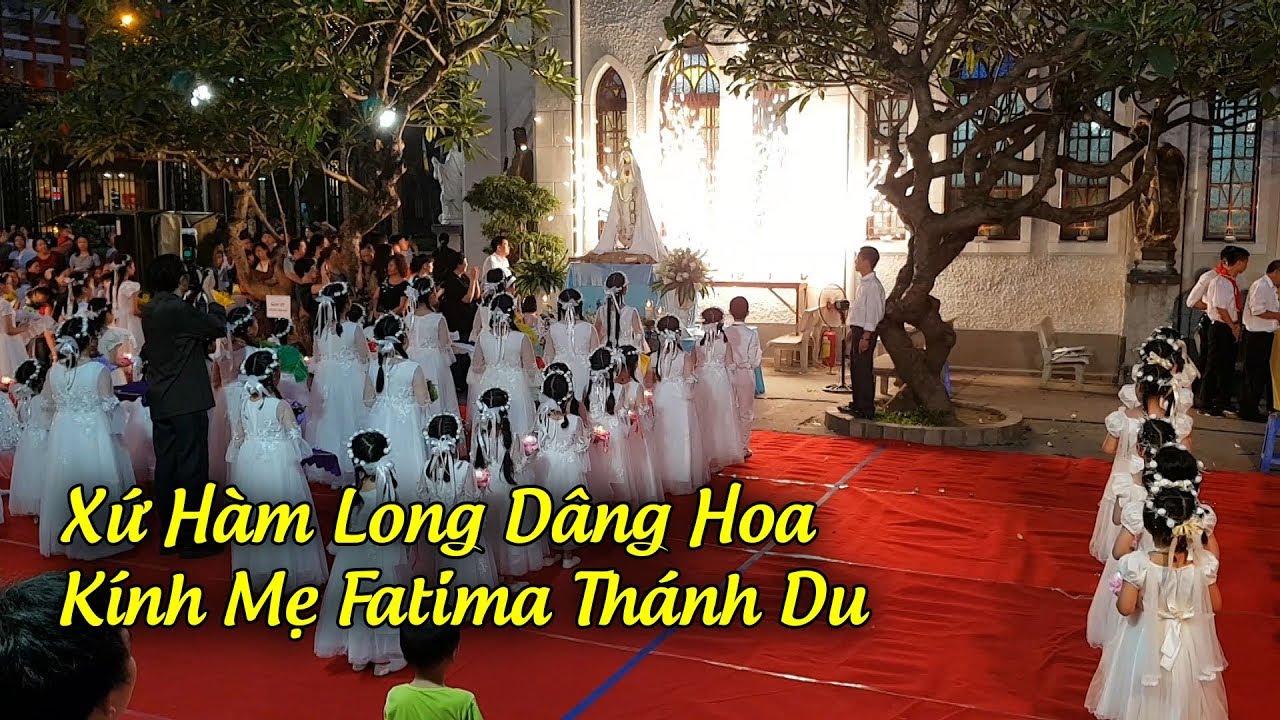 Dâng Hoa Kính Mẹ Fatima Thánh Du xứ Hàm Long TGP Hà Nội.
